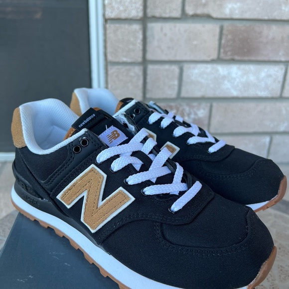 New Balance Other - NWT New Balance Black & Gold Hommes Sneakers Men 6